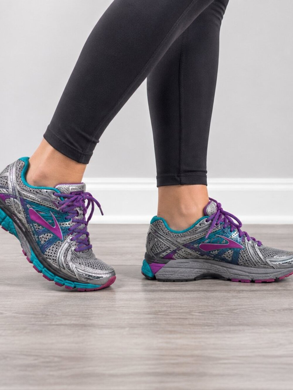 Brooks Adrenaline GTS 17 Women’s Running Shoes Silver Purple Teal Size 11.5